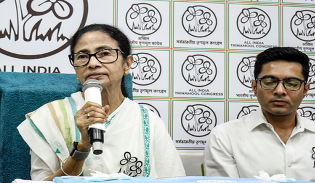 खत्म नहीं हो रही ममता और अभिषेक बनर्जी की मुश्किलें, अब कलकत्ता हाईकोर्ट ने इस मामले में मांगा हलफनामा