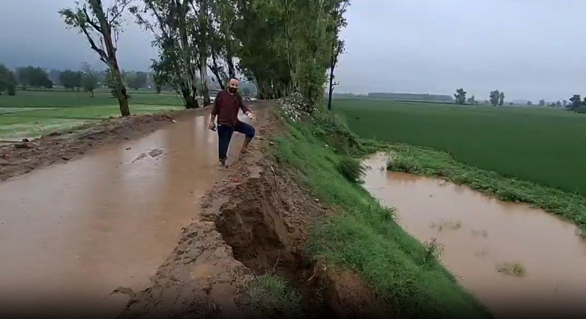 मानसून की पहली बारिश ने बढ़ाया बाढ़ का खतरा, पानी में डूबी किसानों की फसलें
