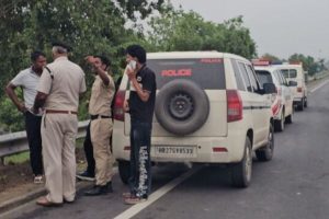 policeman-standing-near-vehicle-carrying-cattle-dies