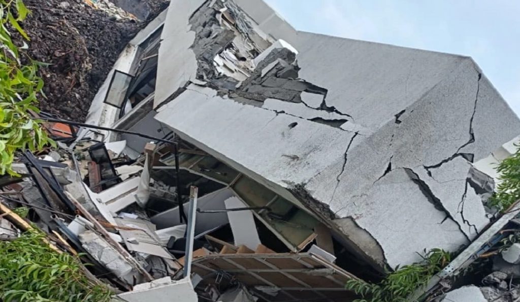 pune building collapses