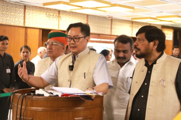 सर्वदलीय बैठक से विपक्ष का वॉकआउट, रिजिजू ने कहा- सभी दलों को बुलाना सरकार का कर्तव्य