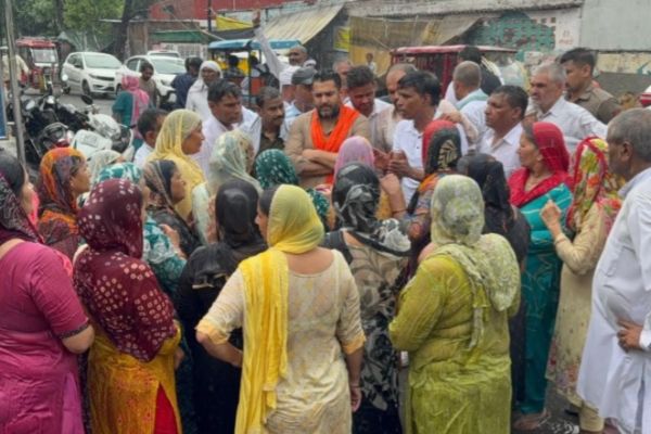 बारिश बनी बवाल : सीवरेज-जलभराव से भड़के लोग, निगम पर जड़ा ताला