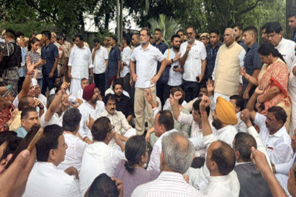 PM आवास के पास कांग्रेस का प्रदर्शन, राहुल-प्रियंका समेत कई नेताओं ने मांगा प्रधानमंत्री का इस्तीफा