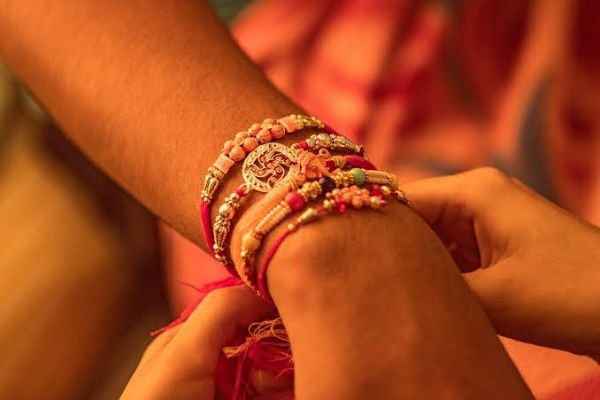 रक्षाबंधन पर उपहारों की बौछार, कंपनियों ने खोले पिटारे