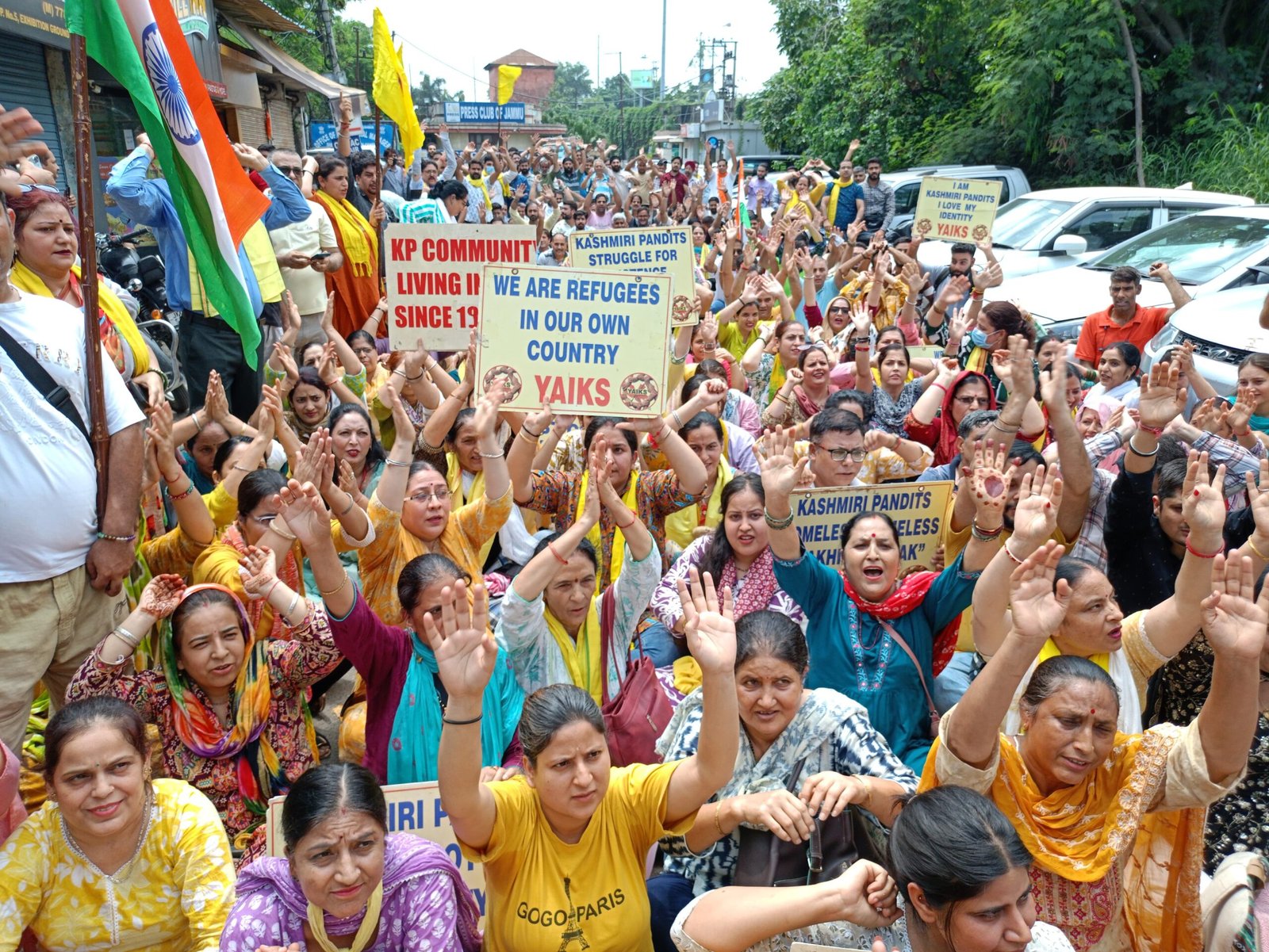 आर.के. भट के नेतृत्व में YAIKS का विरोध, 15,000 सरकारी नौकरियों के पैकेज की मांग