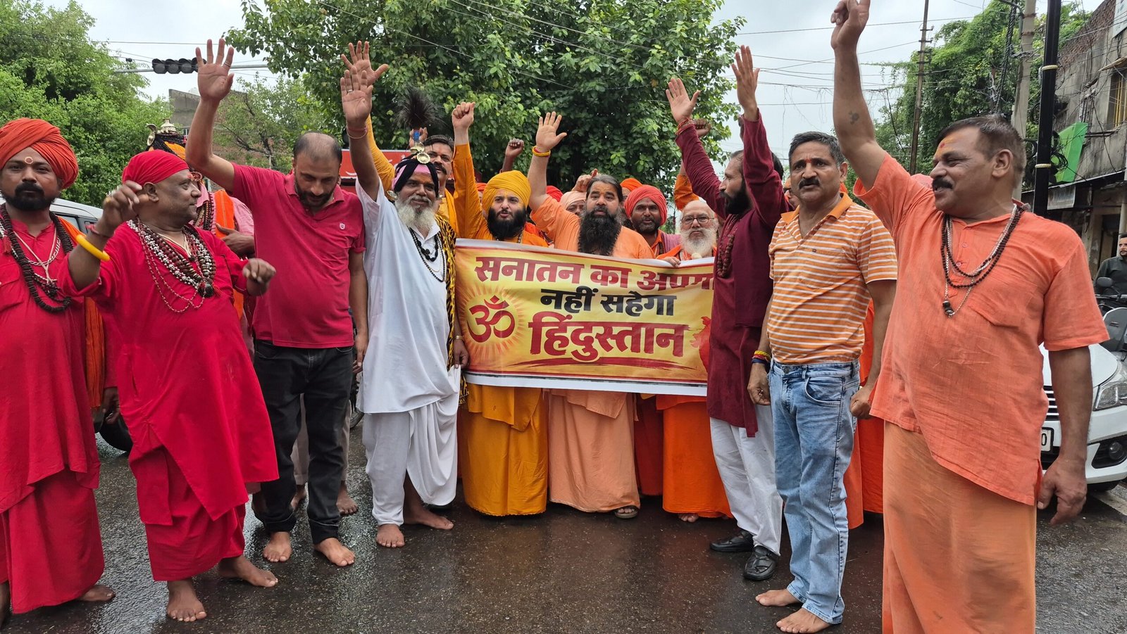 जम्मू संत समाज ने पप्पू यादव के खिलाफ प्रदर्शन किया, भगवा वस्त्र विवाद पर सख्त कानूनी कार्रवाई की मांग की