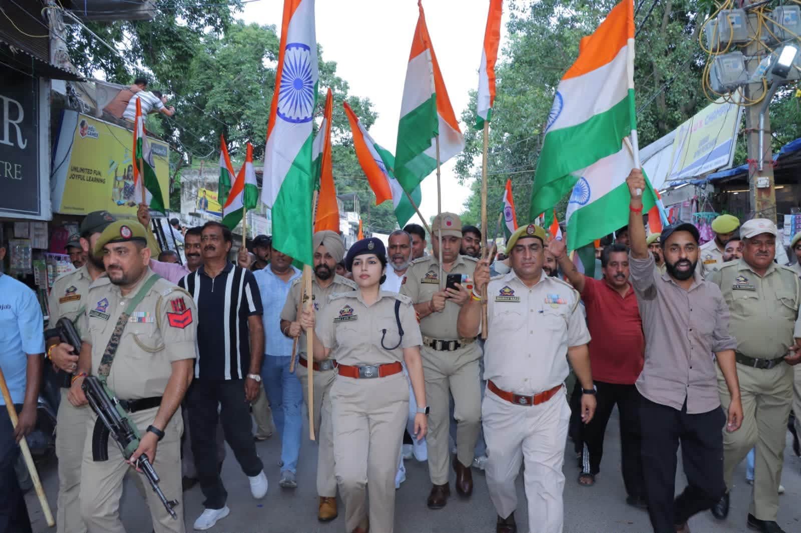 जम्मू पुलिस ने स्वतंत्रता दिवस से पहले R.S. पुरा में एक बड़ी तिरंगा रैली निकाली