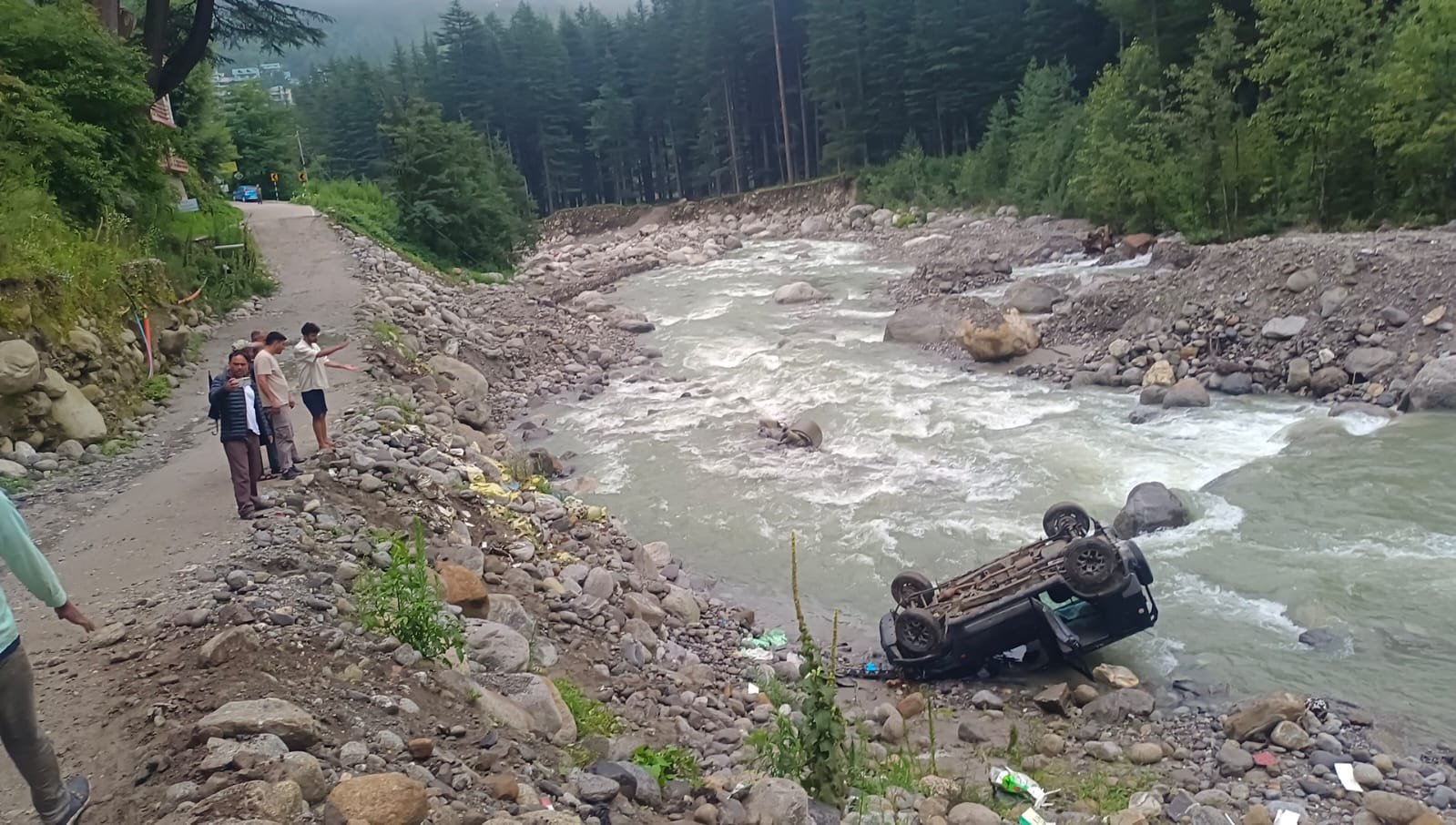 कुल्लू: मनाली में दर्दनाक सड़क हादसा, नाले में गिरी जिम्नी, 2 लोगों की मौत, 3 घायल