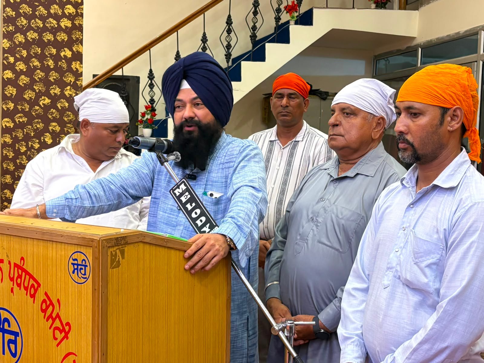 पंजाब राज्य अनुसूचित जाति आयोग के चेयरमैन जसवीर सिंह गढ़ी ने श्री गुरु रविदास मंदिर में टेका माथा