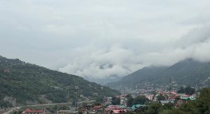 कुल्लू में बदला मौसम का मिजाज, देर रात हुई बारिश से घाटी में बढ़ी ठंडक