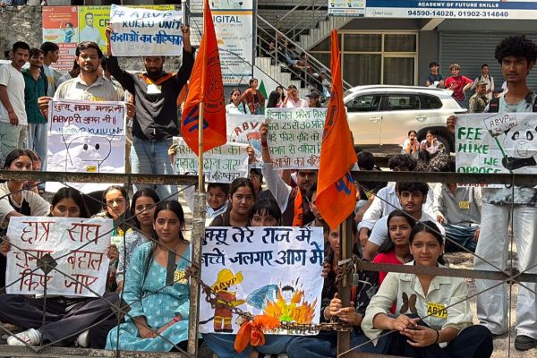 कुल्लू में एबीवीपी ने कॉलेज पर जड़ा ताला