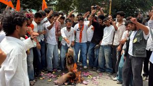 कुल्लू में ABVP का उग्र प्रदर्शन, प्रदेश सरकार का पुतला फूंका, छात्र संघ चुनाव बहाली समेत की ये मांग