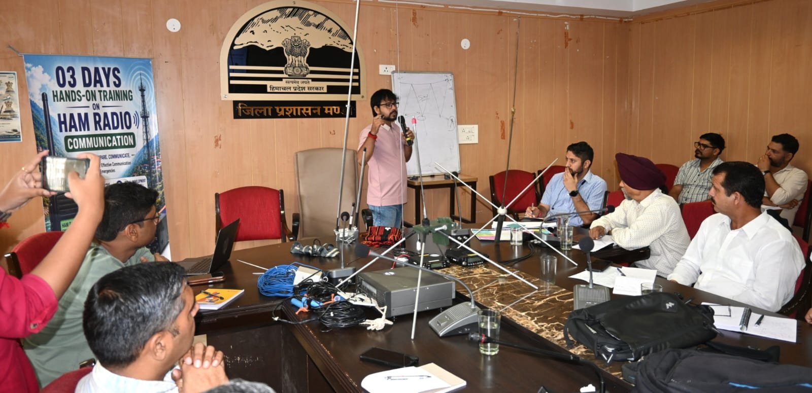आपदा के समय त्वरित संचार का प्रभावी माध्यम हैम रेडियो : अपूर्व देवगन