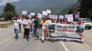 झीड़ी में फ्लाईओवर को लेकर बढ़ा विवाद, प्रभावितों का विरोध तेज, आमरण अनशन पर बैठे कर्मवीर
