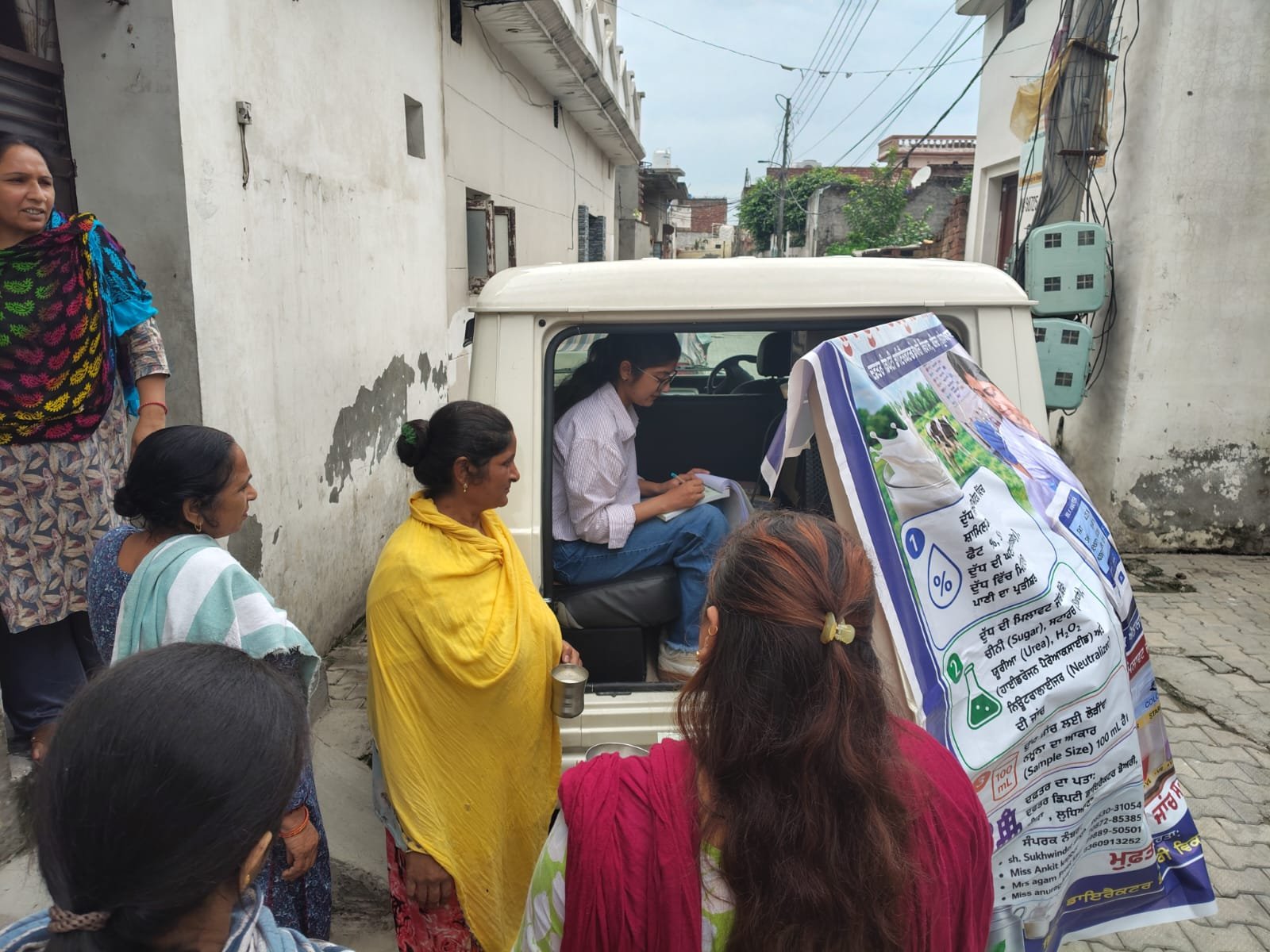 खन्ना में डेयरी विकास विभाग का जागरूकता अभियान, 73 में से 26 दूध के नमूनों में मिला अधिक पानी