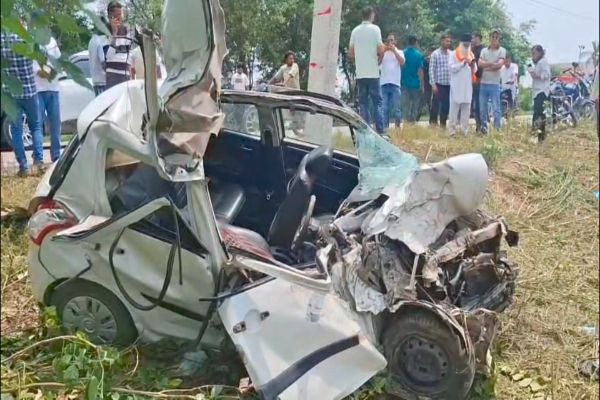 कार और बस की टक्कर, कार चालक की मौत, 6 घायल