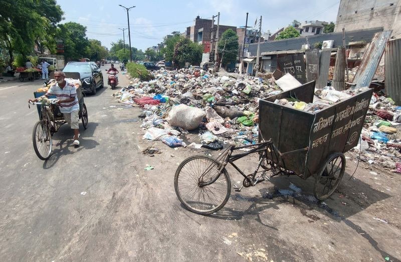 सफाईकर्मियों की हड़ताल खत्म होने पर लोगों ने ली राहत की सांस, सड़कों पर लगे कचरे के ढेर की होने लगी साफ-सफाई