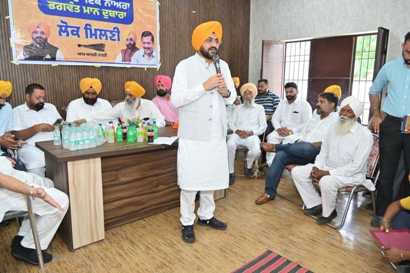 कैबिनेट मंत्री ने विकास कार्यों के लिए विभिन्न गांवों को अनुदान देने की घोषणा की