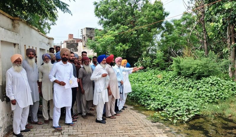 अतिक्रमण के कारण सड़कों पर बह रहा गंदा पानी