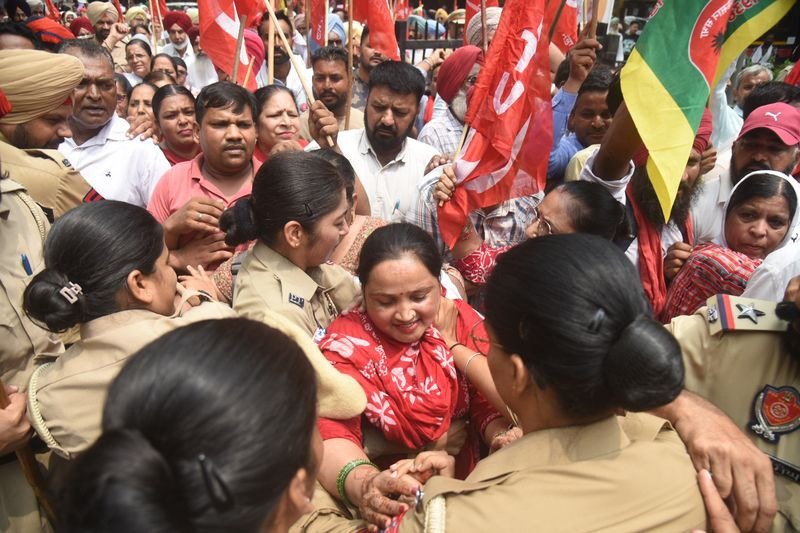 लुधियाना में आंगनवाड़ी कार्यकर्ताओं ने घेरा डीसी कार्यालय, पुलिस से हुई झड़प