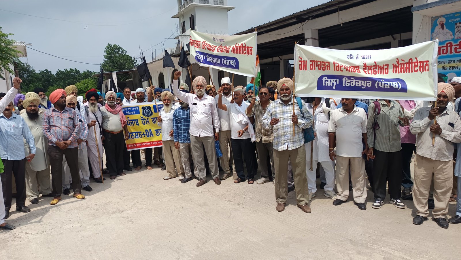 लाडोवाल टोल प्लाजा पर होम गार्ड जवानों का प्रदर्शन, हाईवे पर चार घंटे यातायात प्रभावित