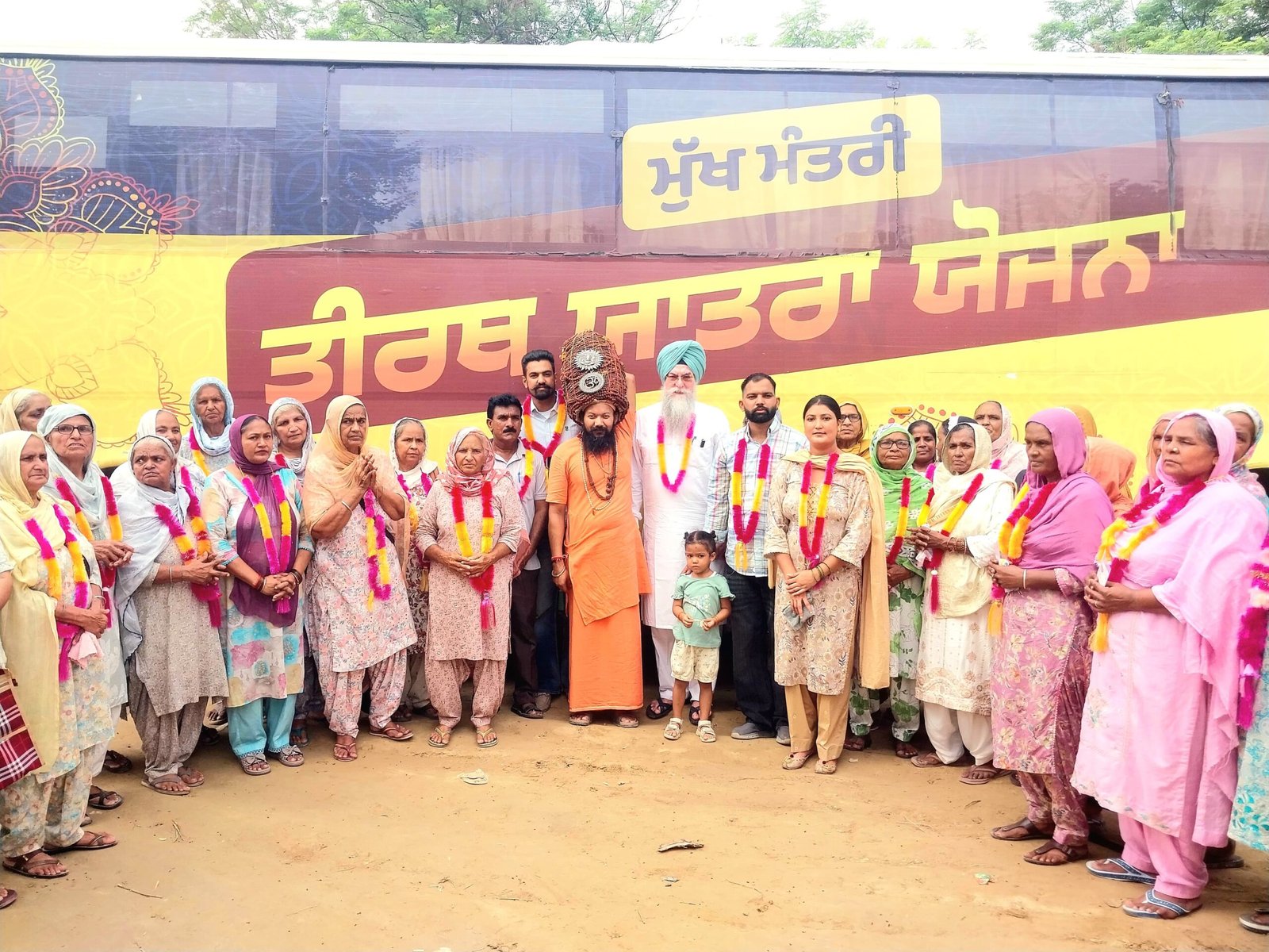 कोटकपूरा से धार्मिक स्थलों के लिए रवाना हुईं तीर्थयात्रियों की बसें