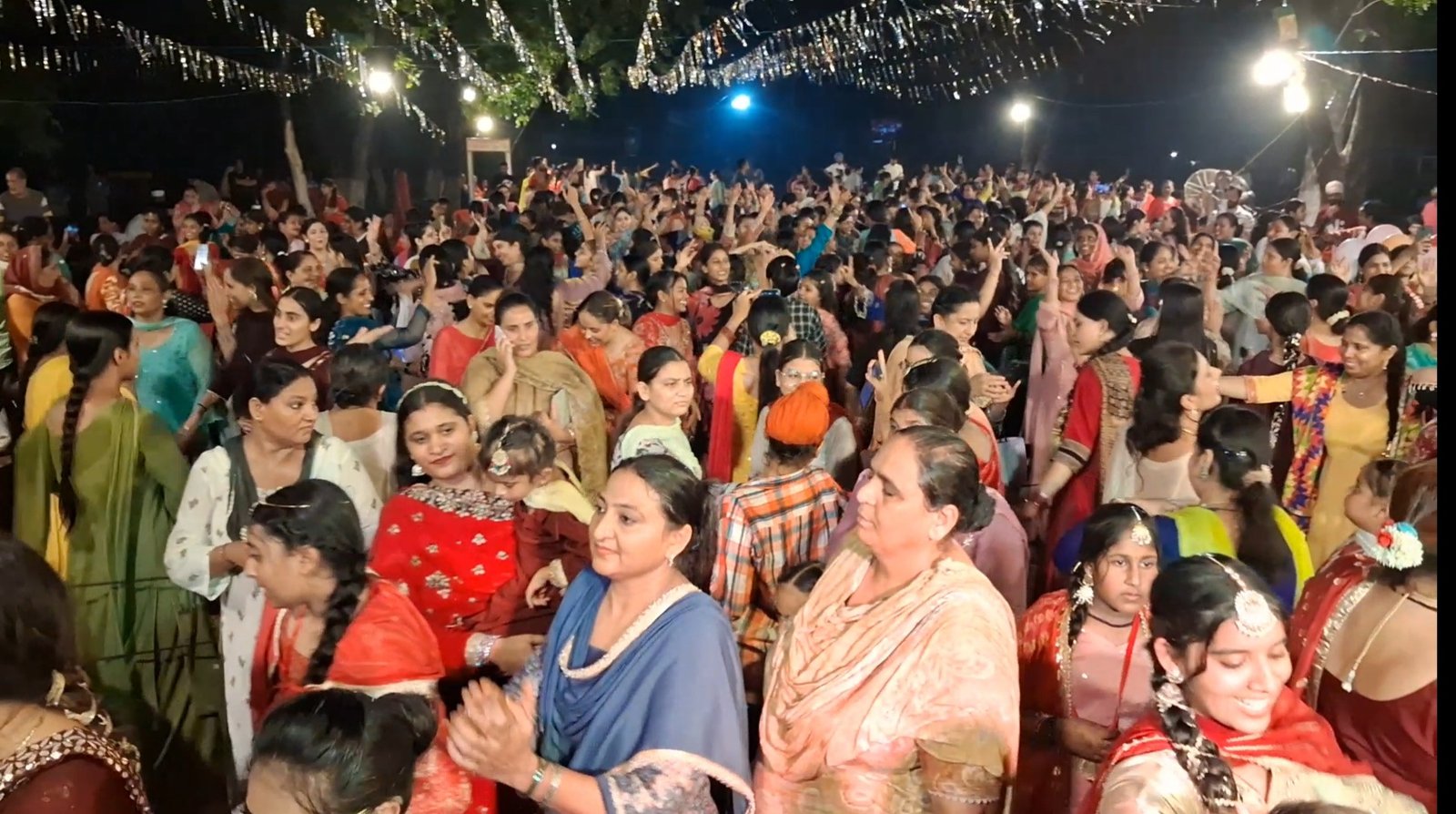 MLA अमनदीप कौर और मेयर विनय पाल कौर ने महिलाओं के साथ नाचकर मनाया तीज का त्योहार