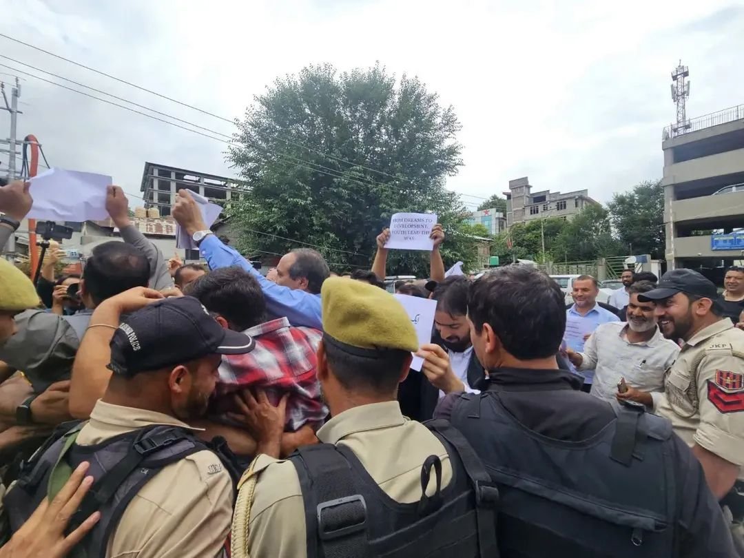 श्रीनगर में अपनी पार्टी का विरोध प्रदर्शन, उमर अब्दुल्ला सरकार पर J&K के युवाओं को नाकाम करने का लगाया आरोप