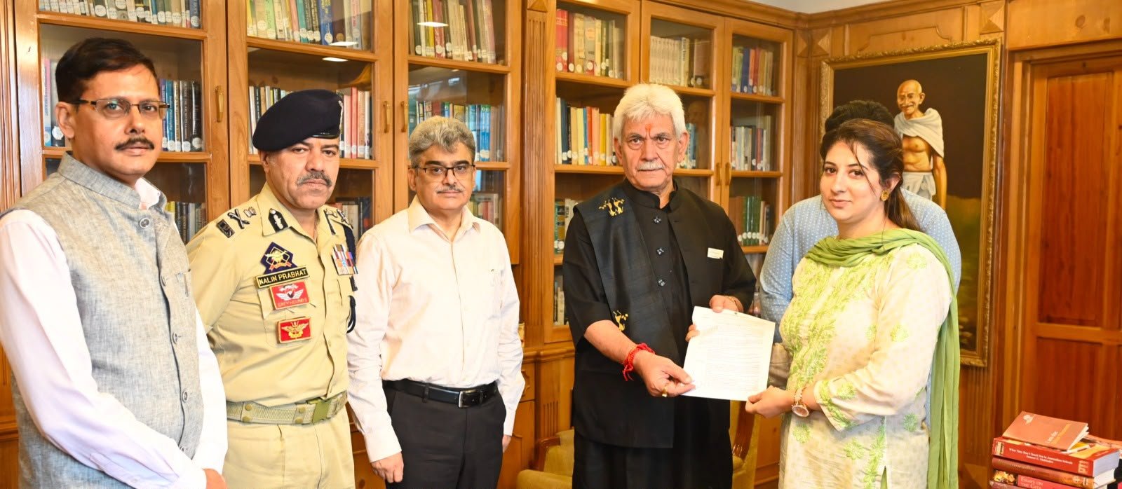 LG मनोज सिन्हा ने J&K पुलिस के शहीद इंस्पेक्टर की पत्नी को सौंपा अनुकंपा नियुक्ति पत्र