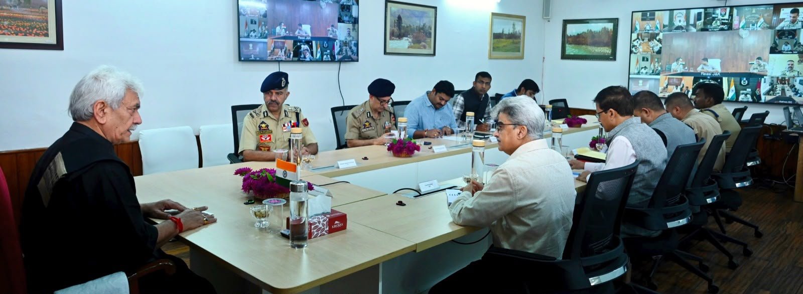 LG मनोज सिन्हा का सख्त संदेश : आतंकियों पर तेज़ करें प्रहार
