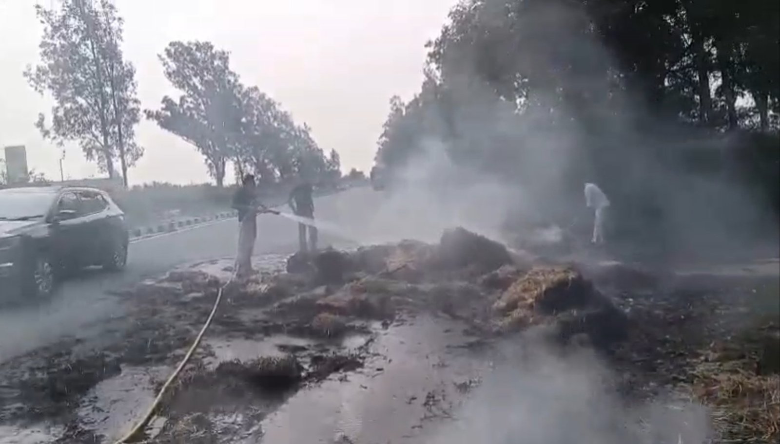 पेट्रोल पंप के सामने पराली से भरे ट्राले को लगी आग, चालक की सूझबूझ से टला बड़ा हादसा