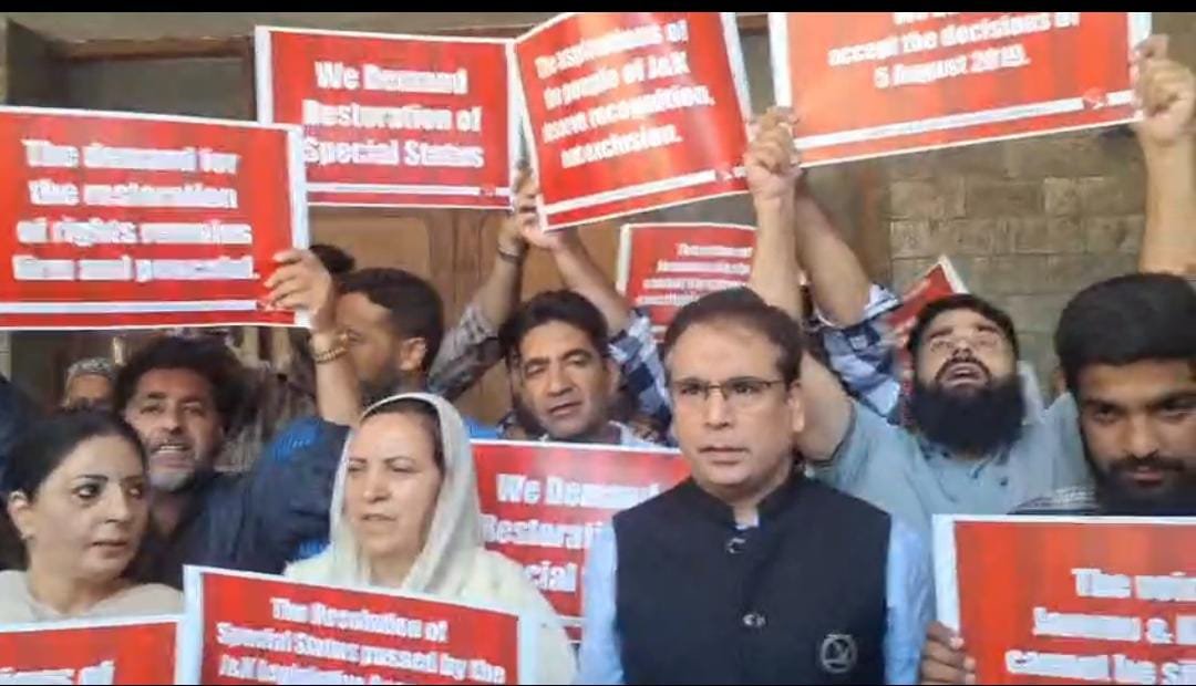 आर्टिकल 370 की छठी बरसी: विपक्ष ने मनाया ‘ब्लैक डे’, BJP ने बताया ऐतिहासिक फैसला