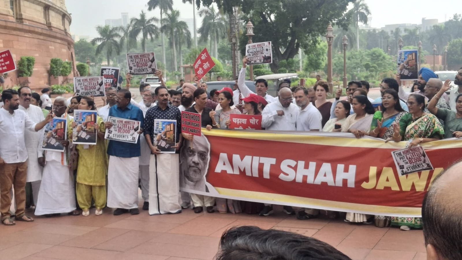 राहुल गांधी ने INDIA ब्लॉक के साथ संसद परिसर में किया प्रदर्शन, जम्मू-कश्मीर का पूर्ण राज्य दर्जा बहाल करने की मांग