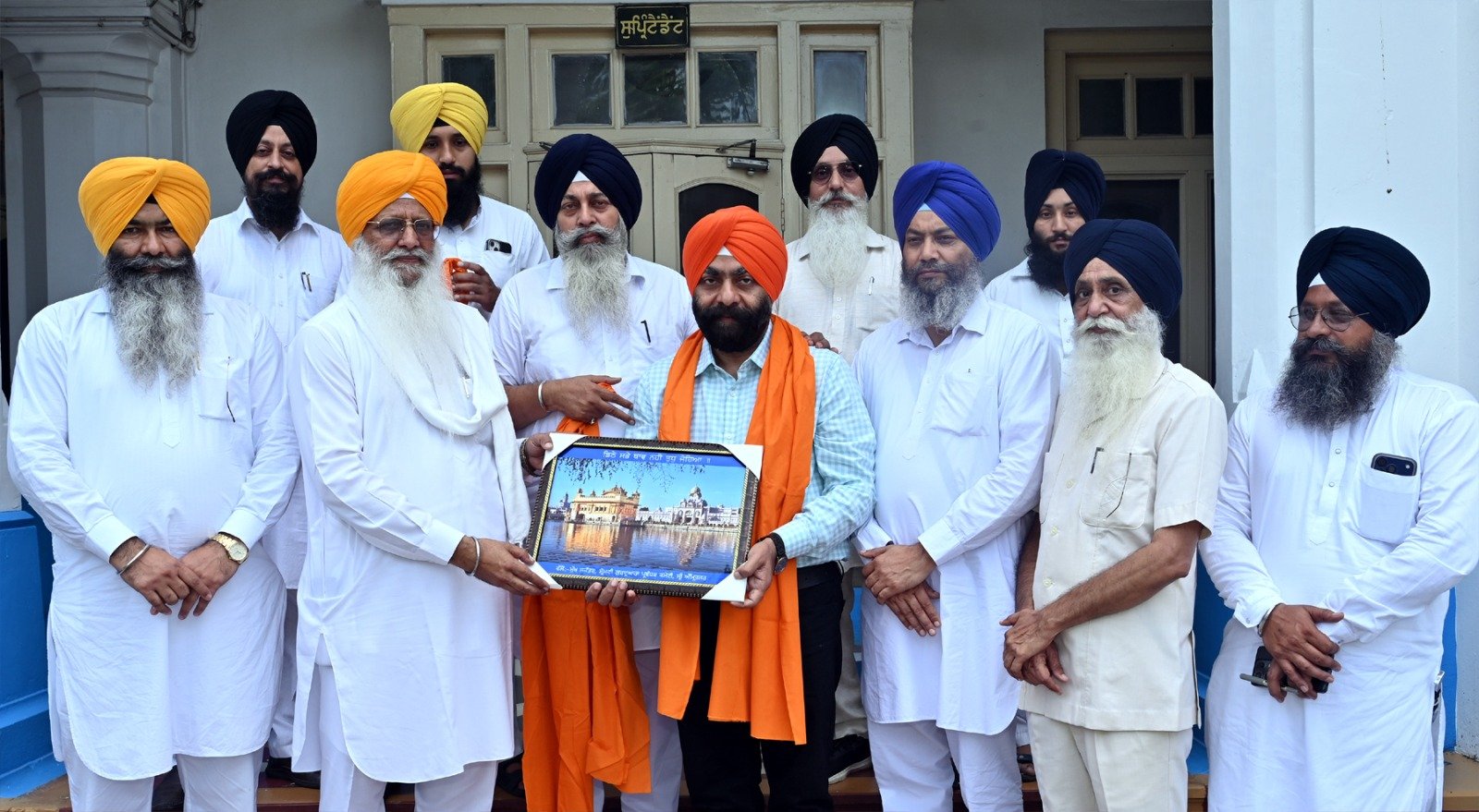 उत्तर प्रदेश अल्पसंख्यक आयोग के मेंबर परमिंदर सिंह ने सचखंड श्री हरमंदिर साहिब में टेका माथा