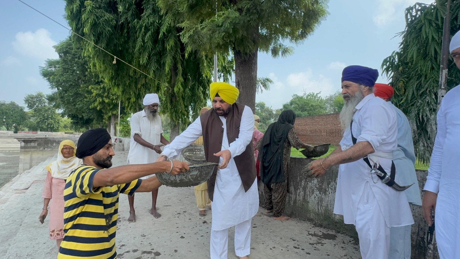 जंडियाला गुरु में Harbhajan Singh ETO ने की कार सेवा, संगत से बढ़-चढ़कर हिस्सा लेने की अपील