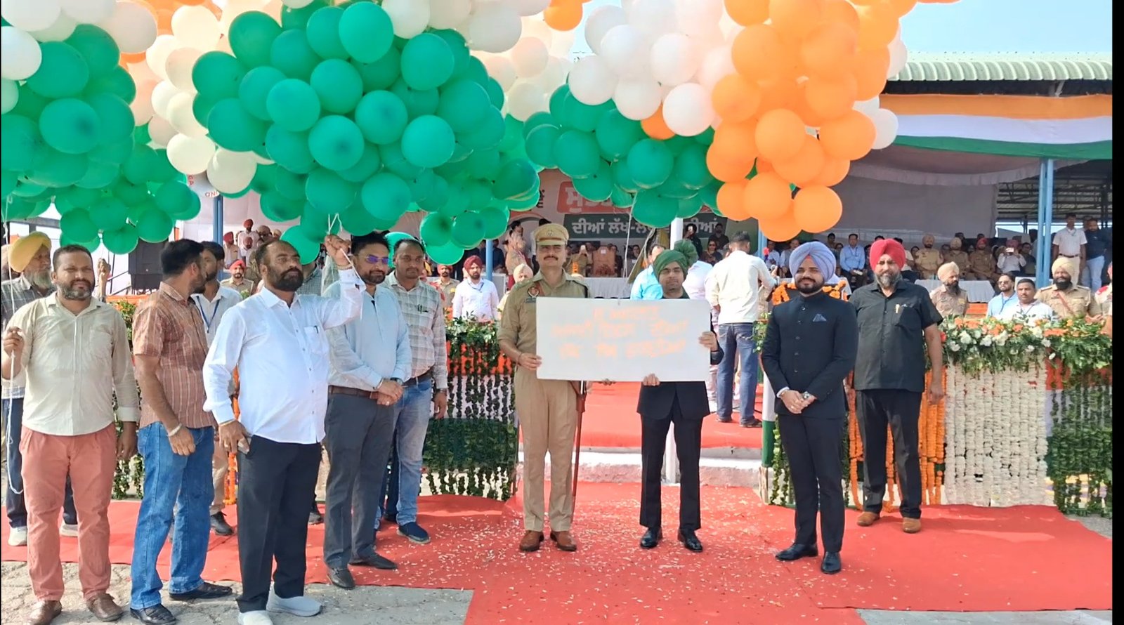 मोगा में 80वें स्वतंत्रता दिवस पर डिप्टी कमिश्नर सागर सेतिया ने फहराया राष्ट्रीय तिरंगा
