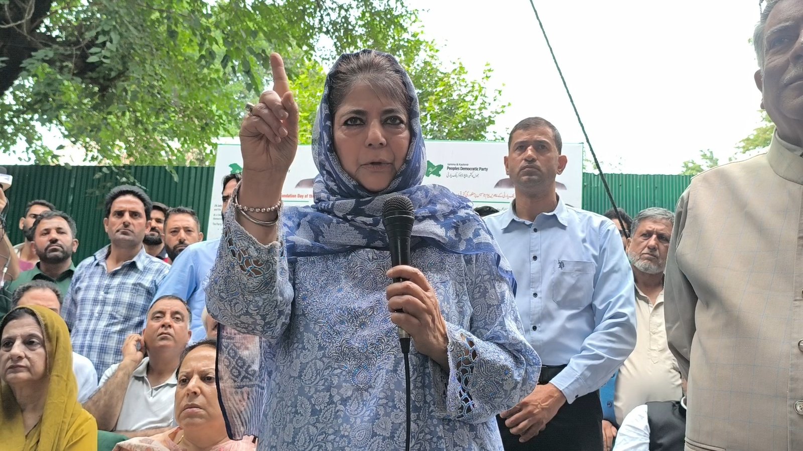 महबूबा मुफ्ती ने बेटी पर FIR के खिलाफ PDP के बड़े विरोध प्रदर्शन का किया नेतृत्व