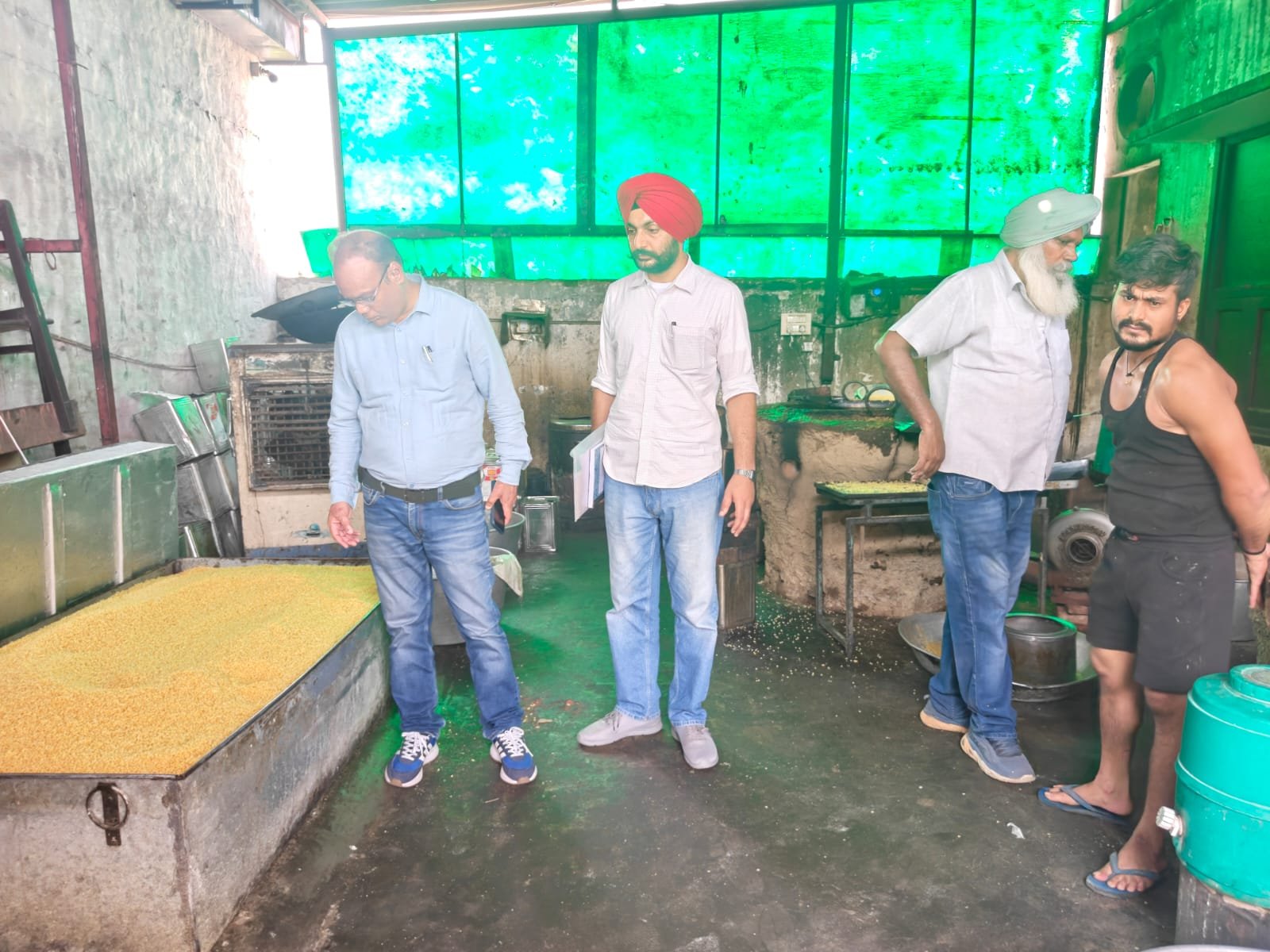रक्षाबंधन के मद्देनजर मोगा में फूड सेफ्टी टीम की विशेष चेकिंग, खाद्य पदार्थों के लिए नमूने