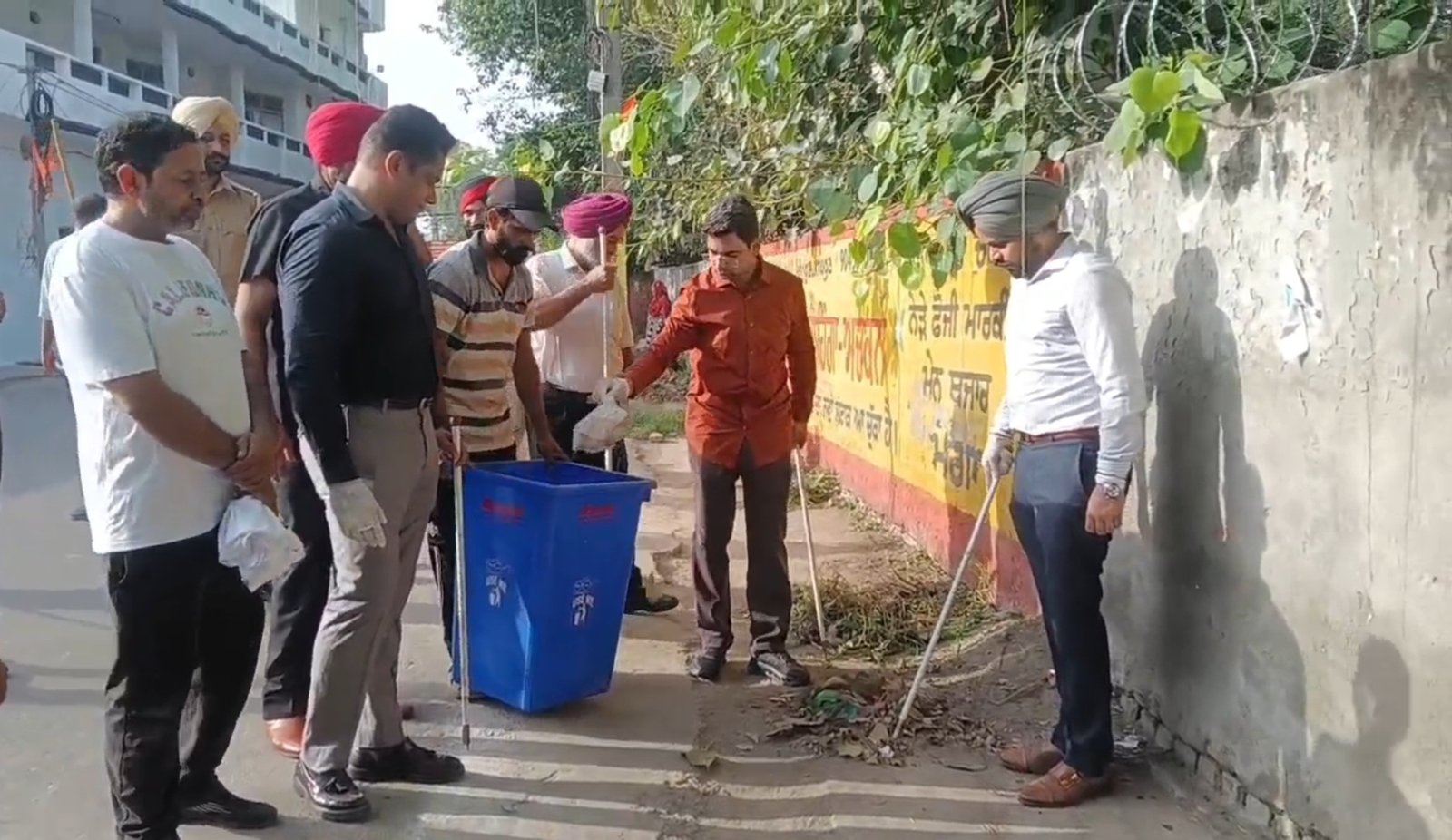 मोगा में मिशन क्लीन पंजाब के दूसरे चरण का आगाज, डीसी व विधायक ने संभाली सफाई की कमान