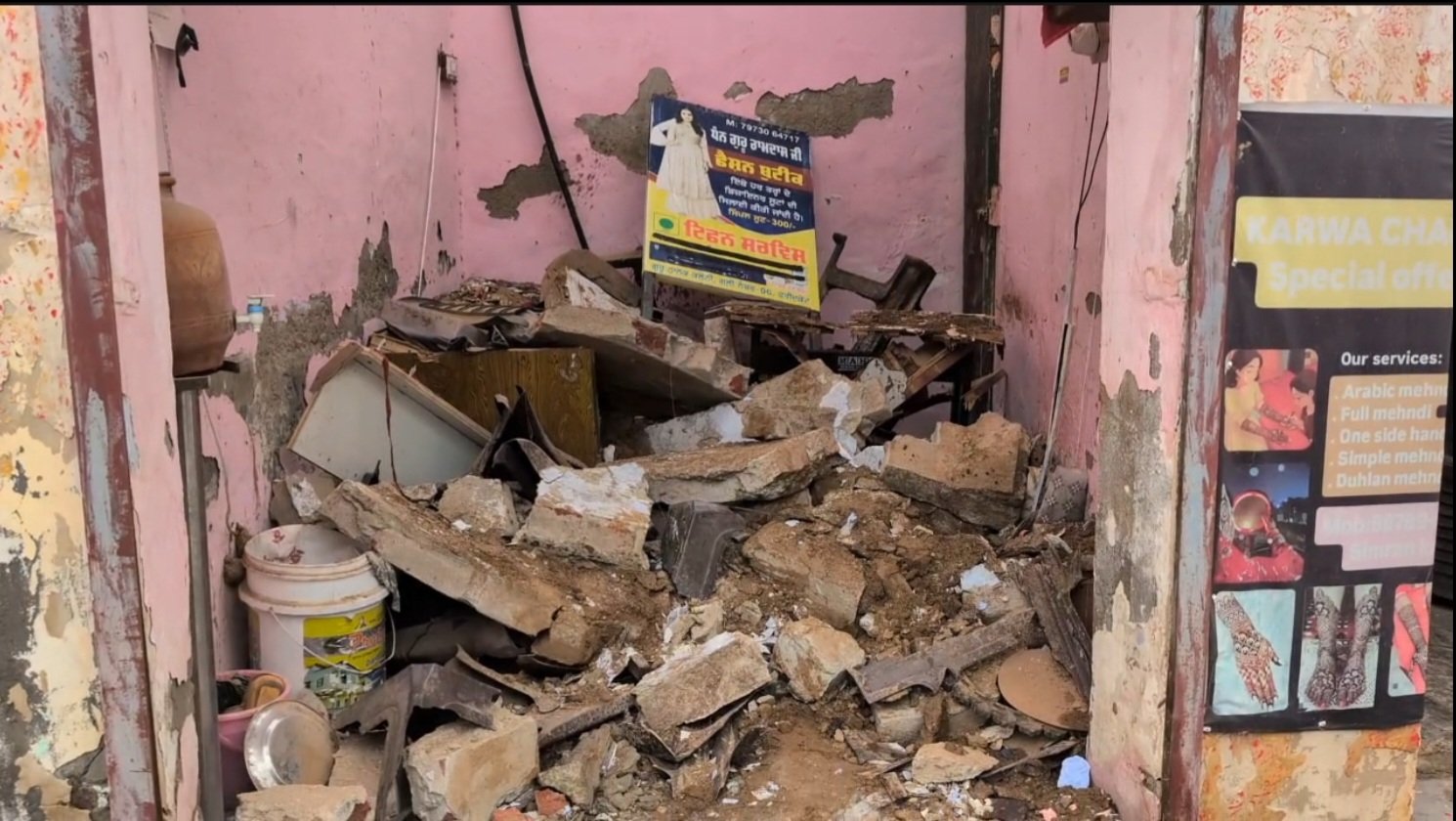 फरीदकोट में बारिश के चलते दुकान की छत गिरी, सारा सामान मलबे में दबा