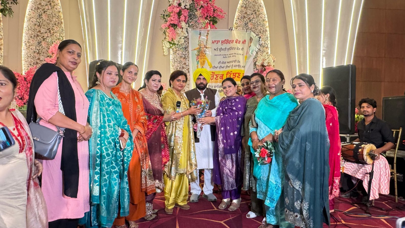 कैबिनेट मंत्री के परिवार ने हलका निवासियों के साथ मनाई तीज