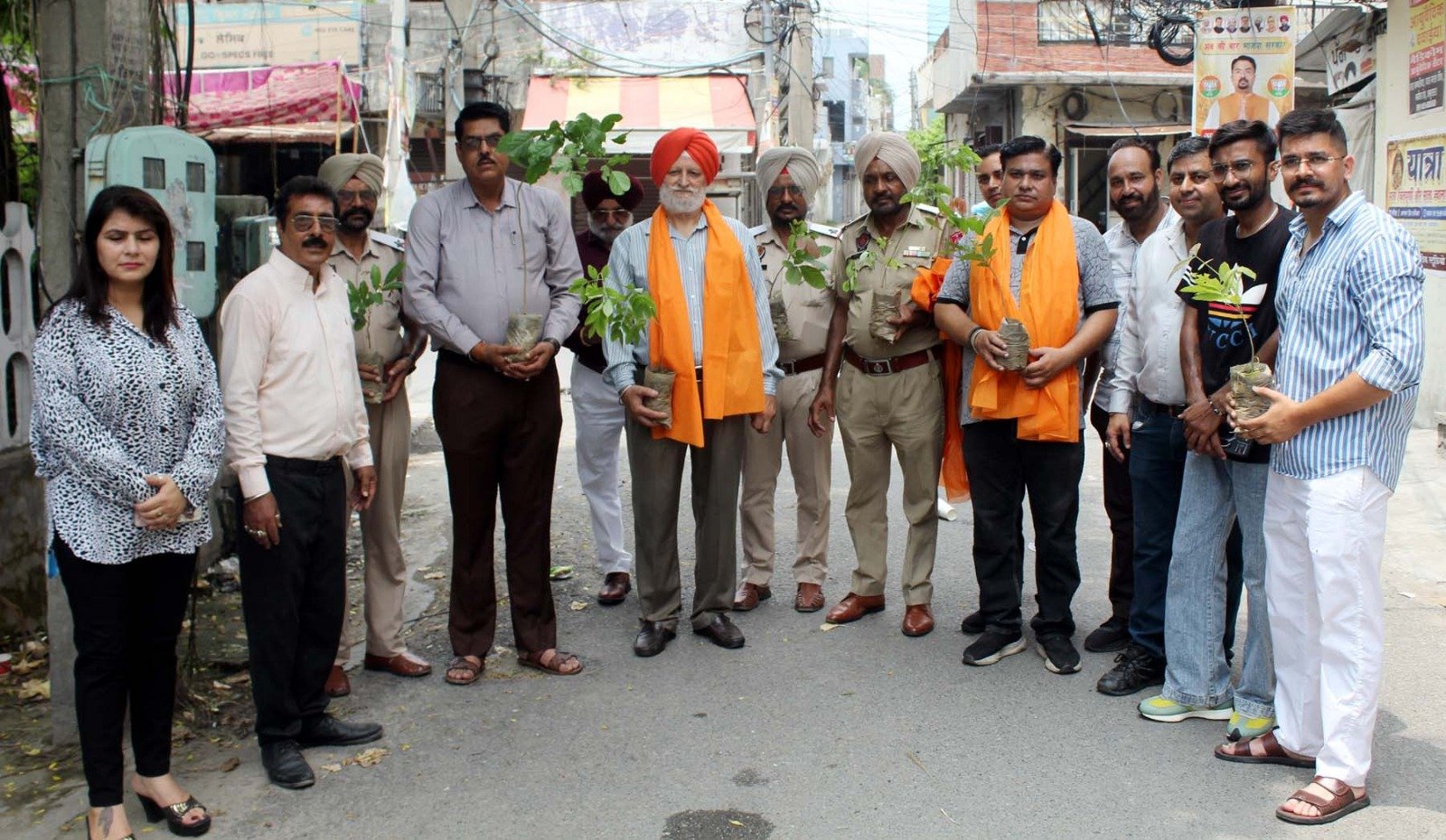 200 मरीजों की जांच, 300 पौधे लगाकर दिया हरियाली का संदेश