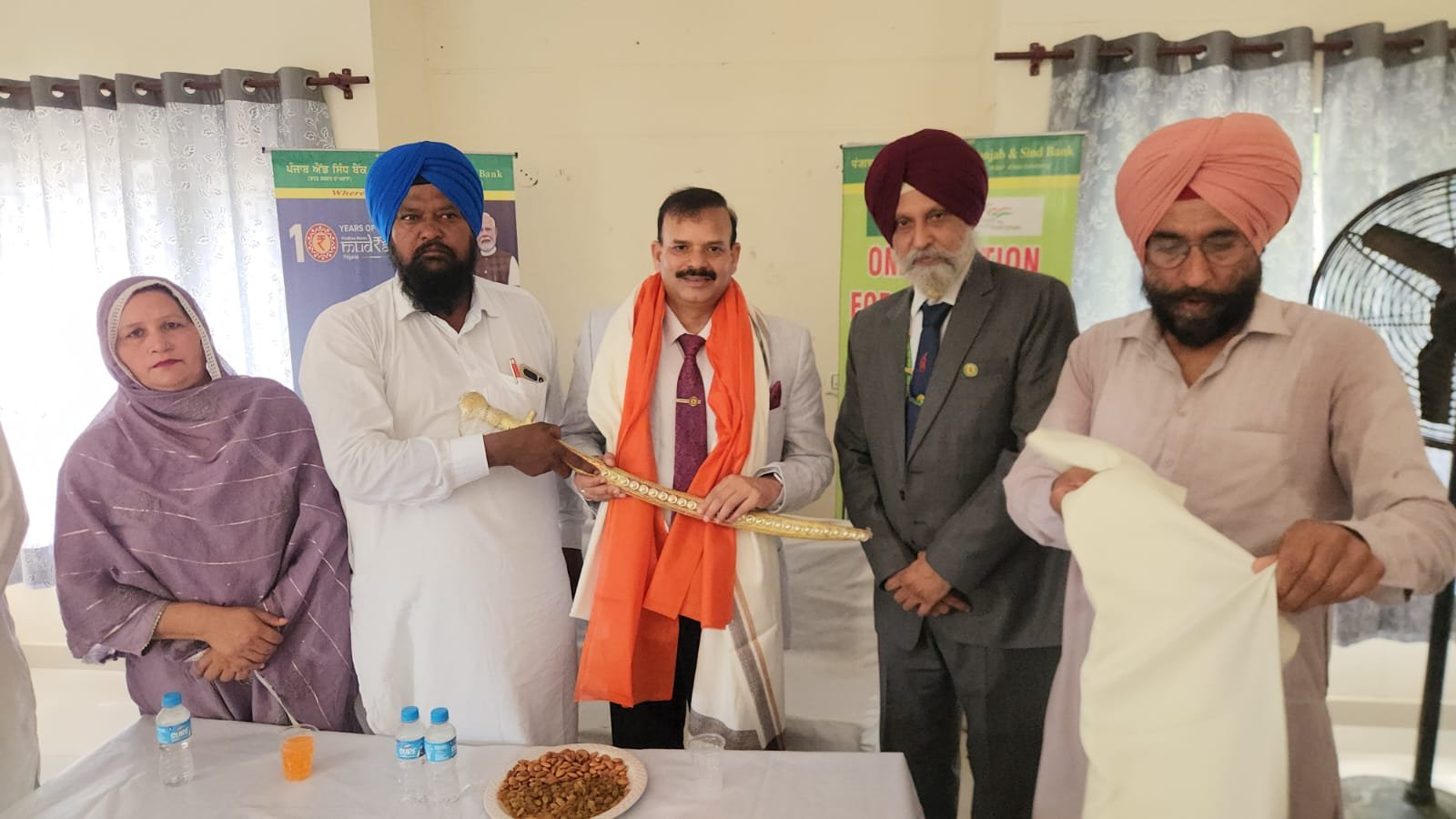 सरकारी स्कूल व आंगनवाड़ी केंद्र को पंजाब एंड सिंध बैंक ने दिया जरूरी सामान, सरकार की नई योजनाओं के बारे में किया जागरूक