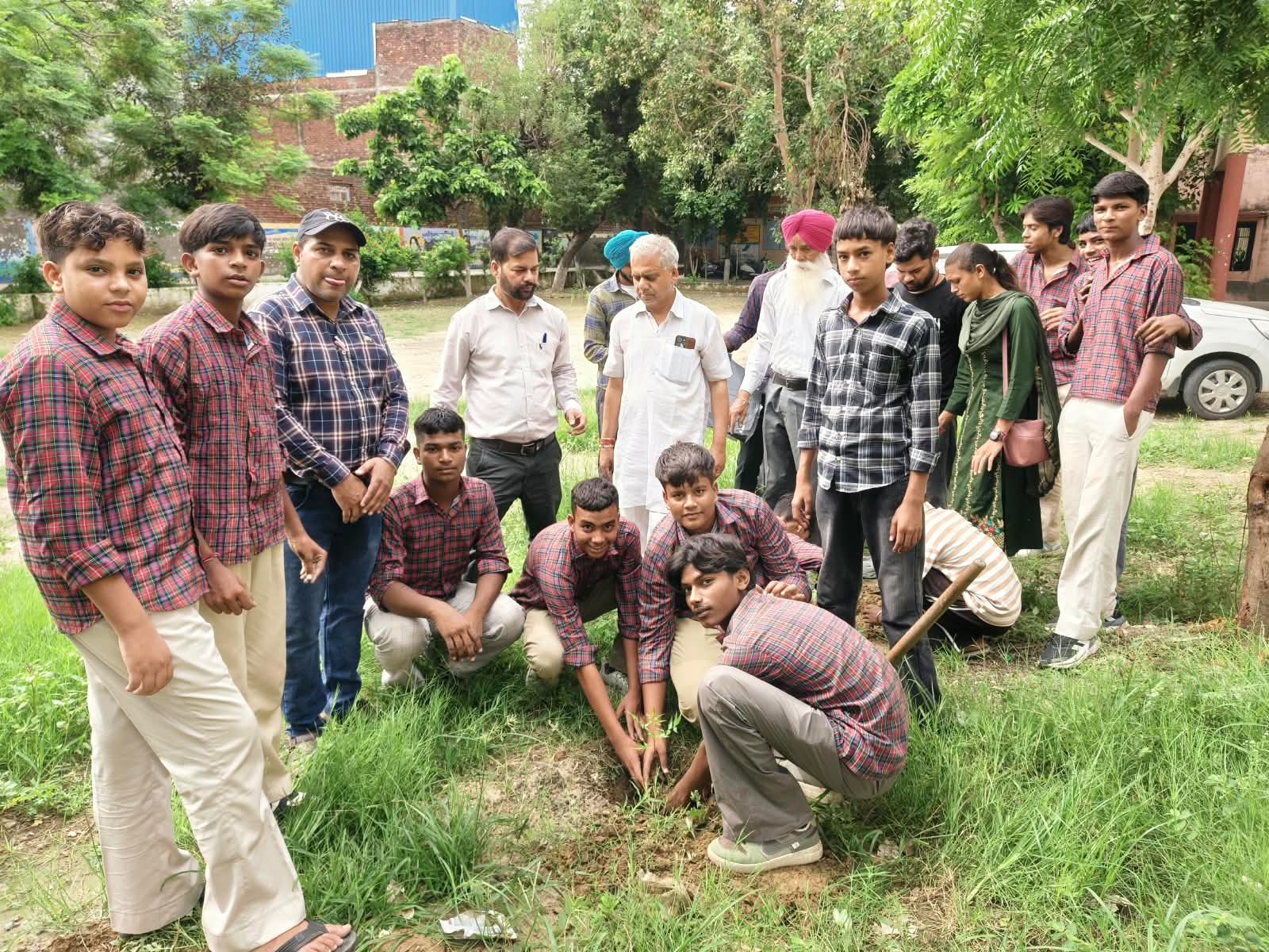 गुरु रविदास जी के 650वें प्रकाश पर्व पर स्कूल में हुआ पौधारोपण, पर्यावरण संरक्षण का दिया संदेश