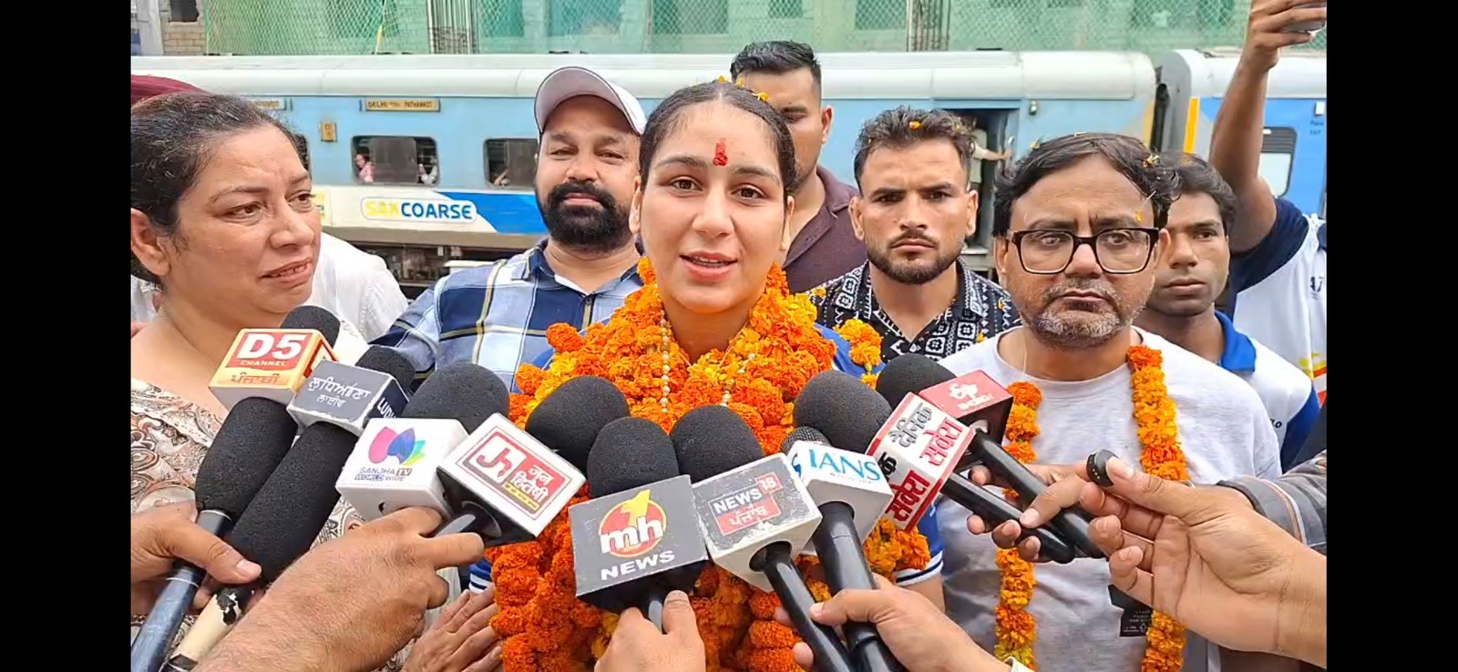 कॉमनवेल्थ गेम्स से लौटीं इशरूप नारंग का स्वागत, मां हो गई भावुक