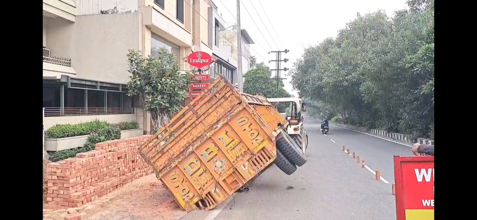स्मार्ट सिटी की सड़कें बनीं खतरा : तीसरी बार धंसी सड़क