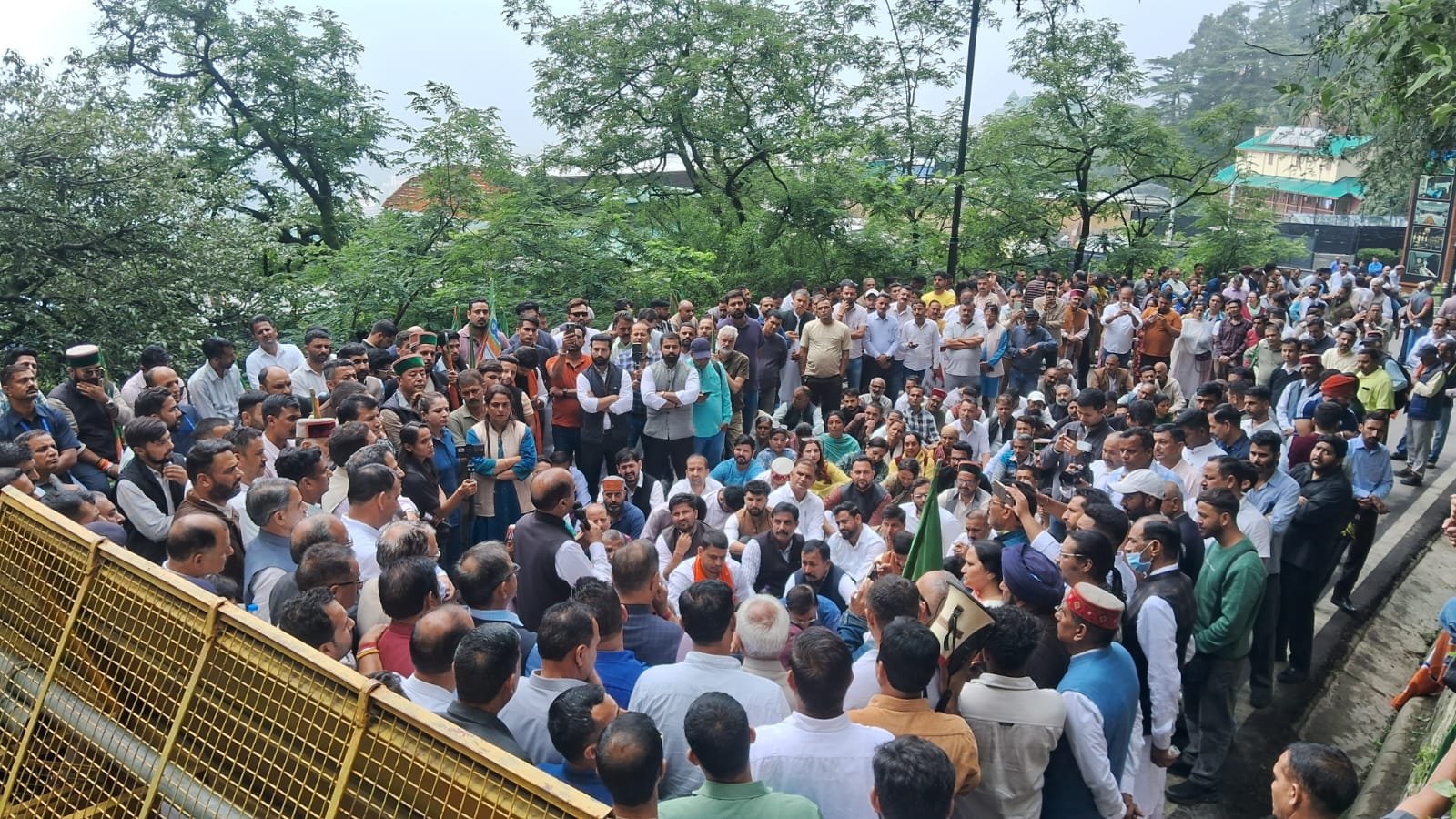शिमला में गरजे भाजपा के MLA, पदाधिकारी एवं कार्यकर्ता, CM आवास ओक ओवर के बाहर प्रदर्शन