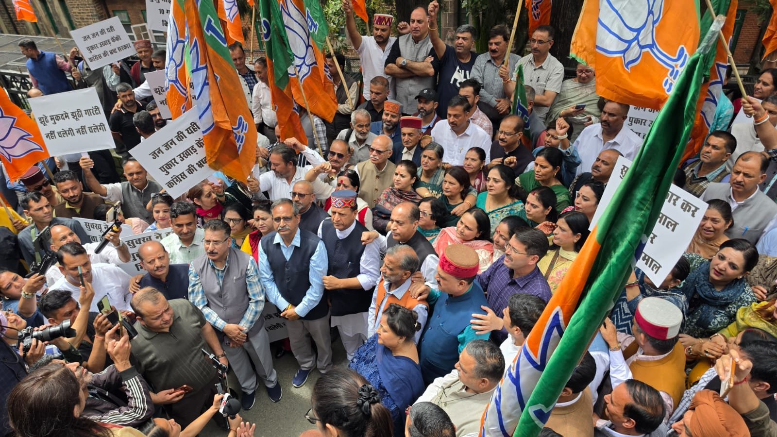 ओकओवर घेराव में भाजपा का शक्ति प्रदर्शन, भ्रष्टाचार और बदले की राजनीति के खिलाफ सड़कों पर उतरे कार्यकर्ता