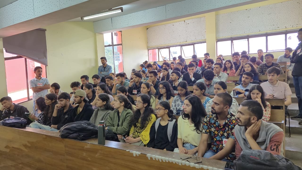 Shimla: फीस वृद्धि के खिलाफ SFI का बिगुल, HPU में शुरू हुआ छात्र आंदोलन