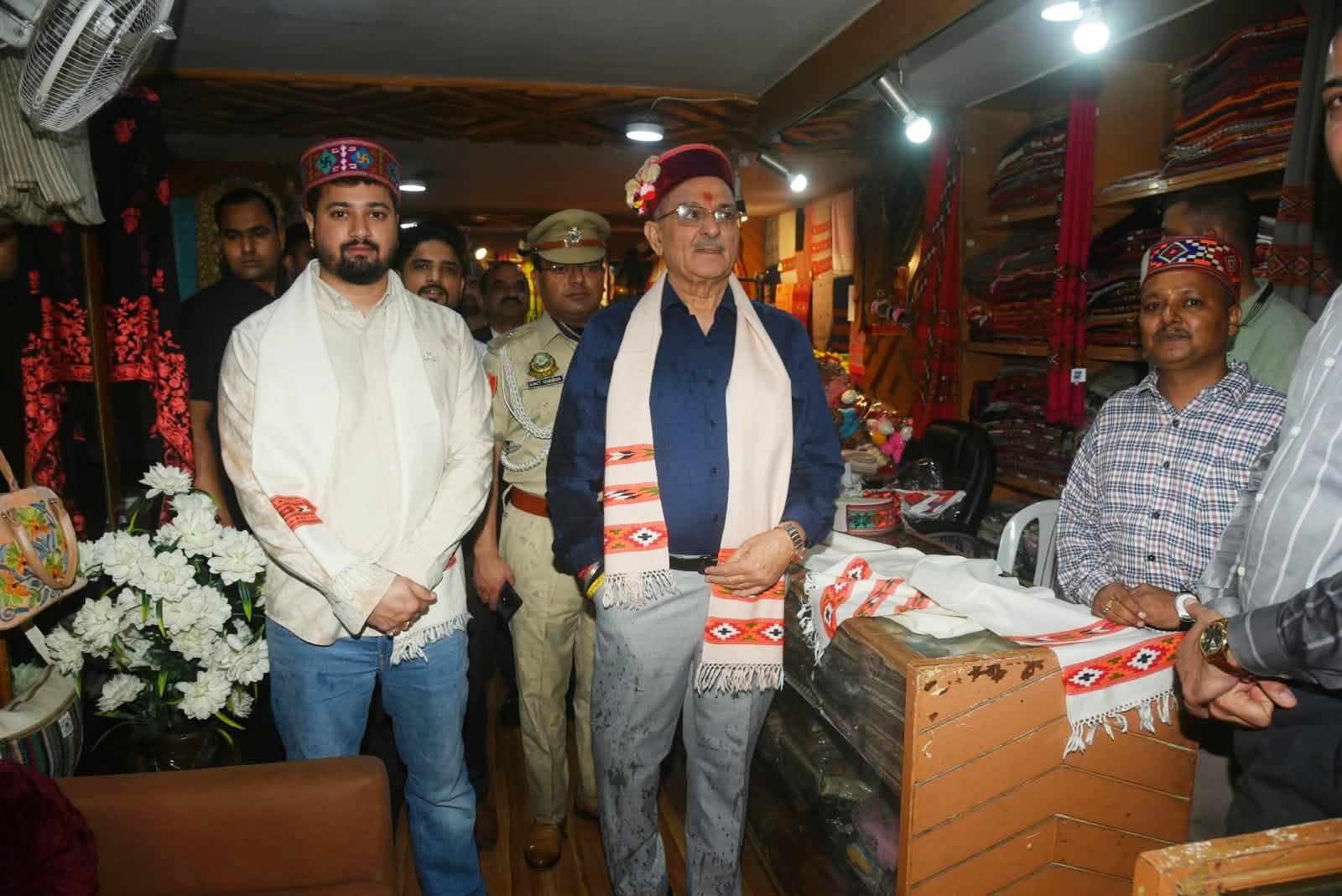 राज्यपाल ने राष्ट्रीय हथकरघा दिवस पर दिल्ली स्थित हिमाचल एम्पोरियम का दौरा किया